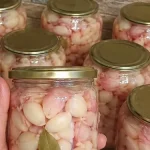 Маринований часник на зиму: хрусткий, ароматний і без жодної зайвої гостроти